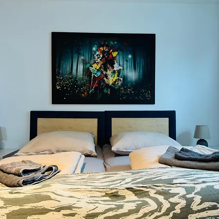 Traumhaftes Familiendomizil In - 500m, Kostenlos Parken, Garten Apartman