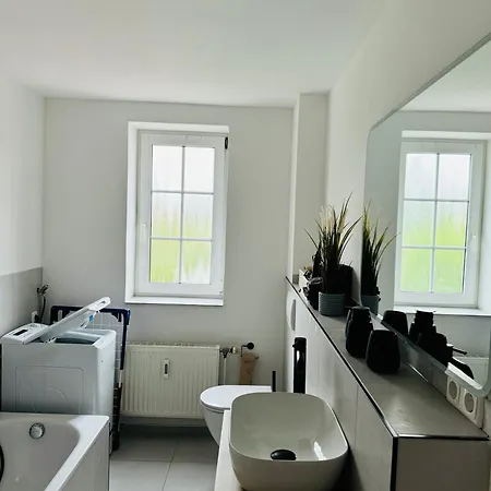 Traumhaftes Familiendomizil In - 500m, Kostenlos Parken, Garten Apartment