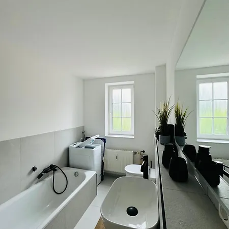 Traumhaftes Familiendomizil In - 500m, Kostenlos Parken, Garten Apartment *